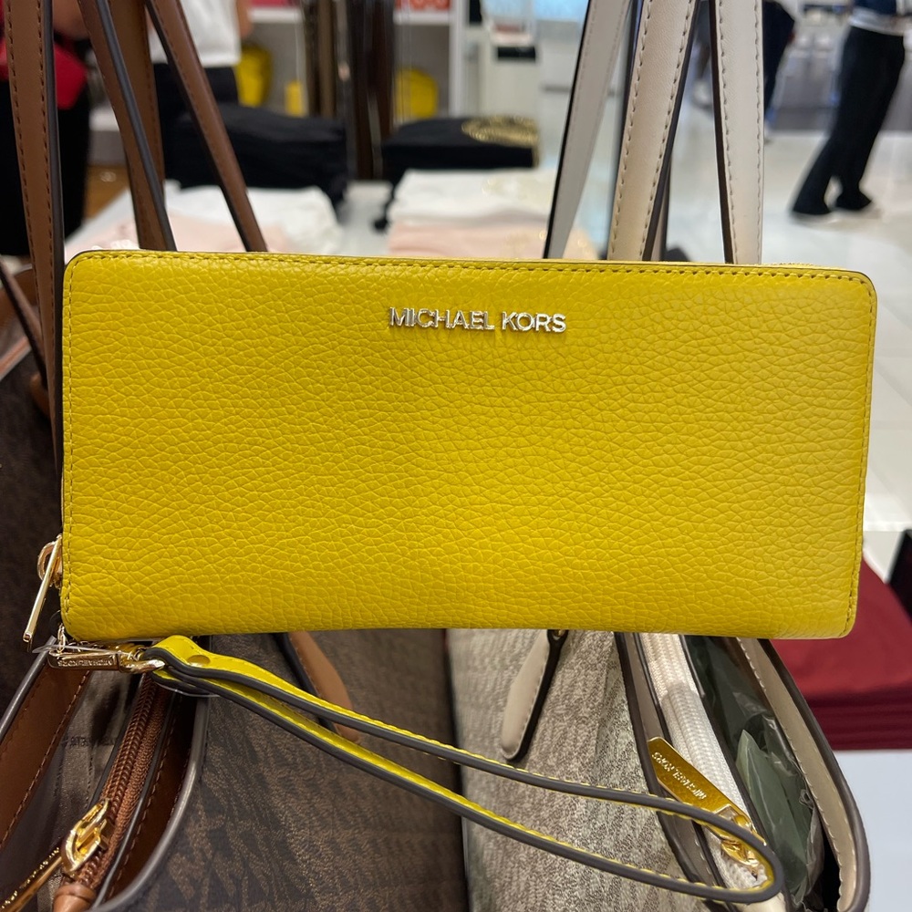 MICHAEL KORS Jet Set Travel Lg Pebbl Leather Continental Wristlet Wallet 
Honey - Picture 10 of 16